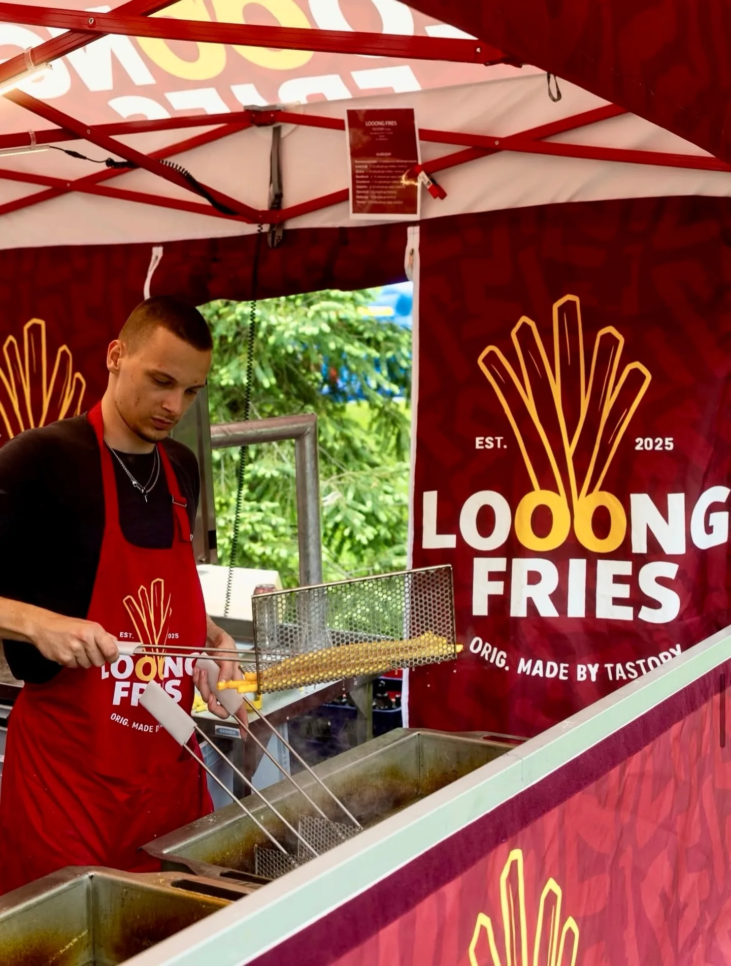 Příprava extra dlouhých hranolků LOOONG FRIES přímo ve stánku