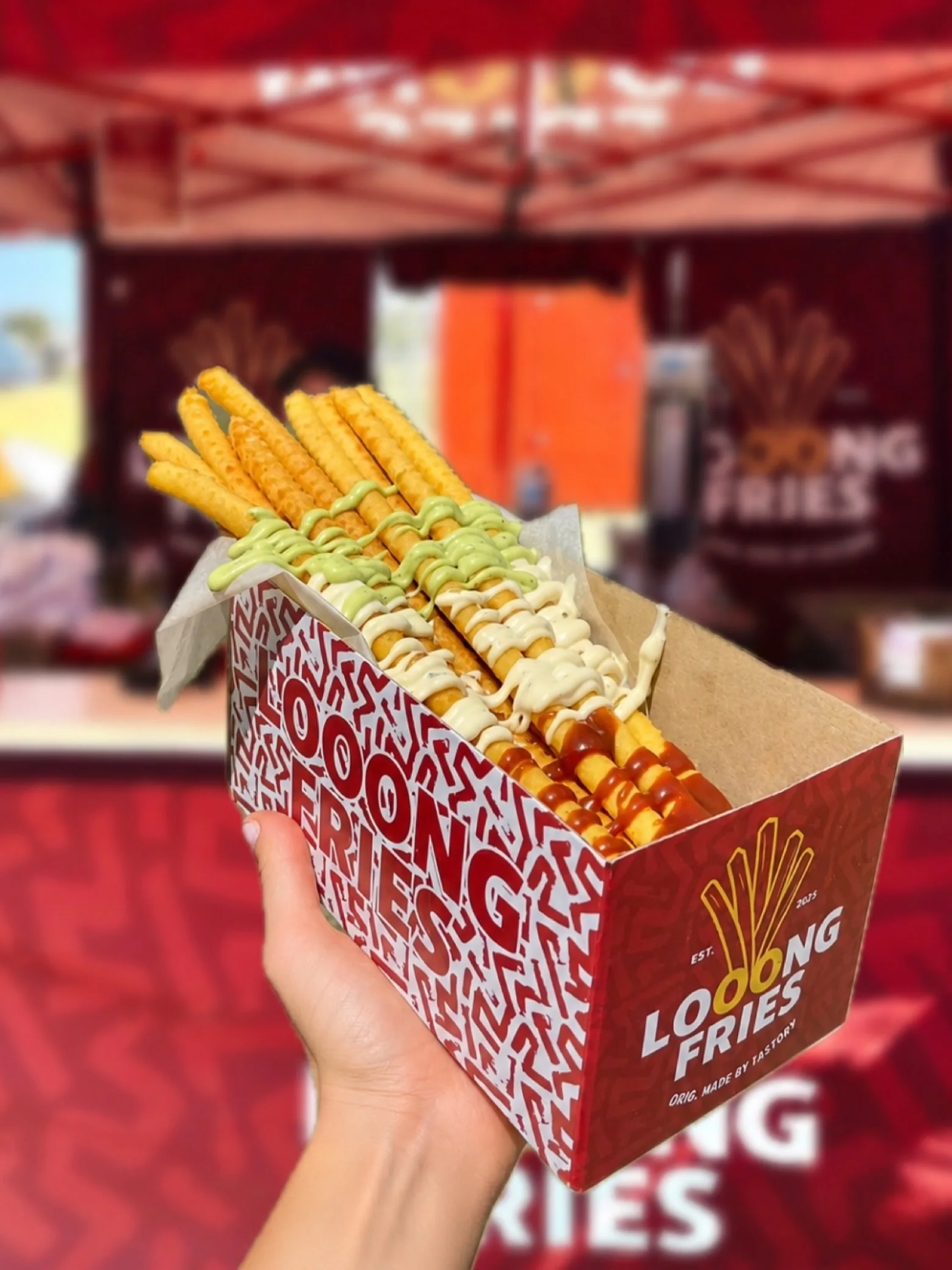Hotové extra dlouhé hranolky LOOONG FRIES v ruce