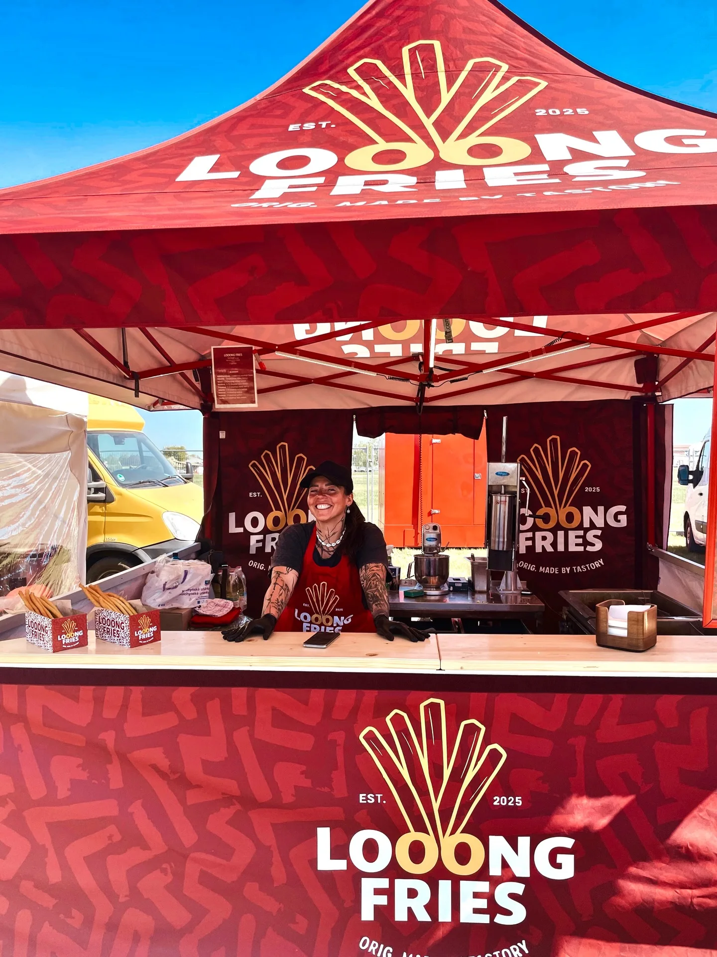 Usměvavá obsluha LOOONG FRIES ve stánku