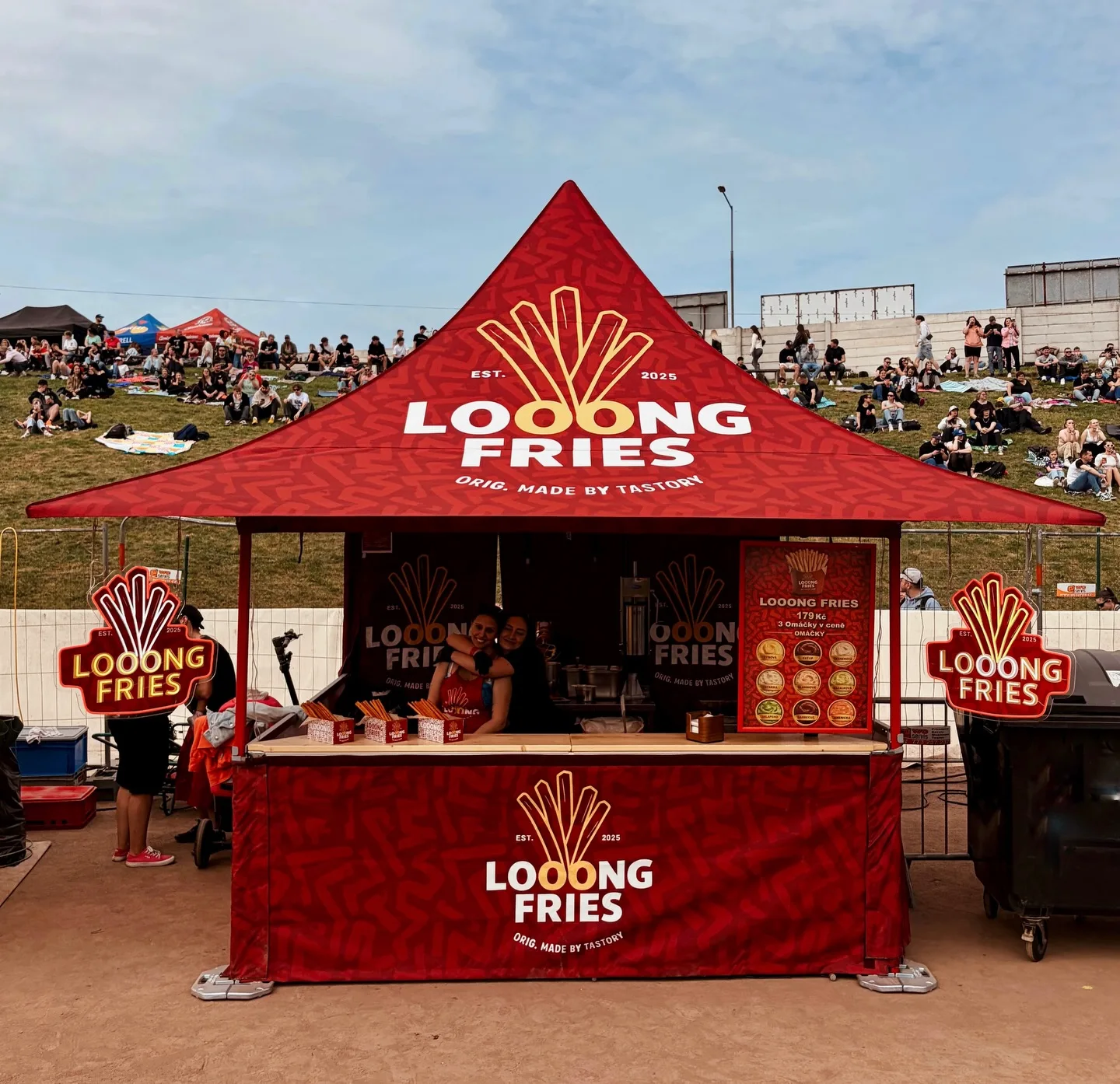 Celý festivalový stánek LOOONG FRIES s týmem